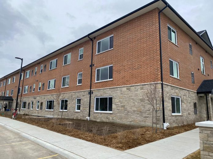 Unelma kodin omistamisesta on toteutunut 41 perheelle, jotka kutsuvat nyt tätä Leahy's Lane 33:ssa sijaitsevaa asuntorakennusta kodiksi.  Vihkimistilaisuus, jonka isännöi Habitat For Humanity Peterborough & Kawartha Region ja johon osallistui useita projektin kumppaneita, pidettiin 3. huhtikuuta 2022. (Kuva: Paul Rellinger/kawarthaNOW)