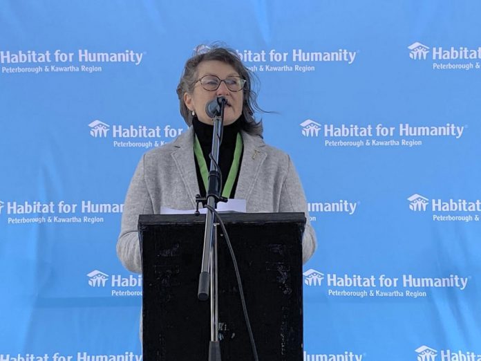 Habitat For Humanity Peterborough ja Kawarthan alueen toimitusjohtaja Susan Zambonin toivottivat 41 uutta asunnonomistajaa tervetulleeksi uuteen kotiinsa osoitteessa 33 Leahy's Lane vihkimistilaisuudessa 3. huhtikuuta 2022. (Kuva: Paul Rellinger/kawarthaNOW)