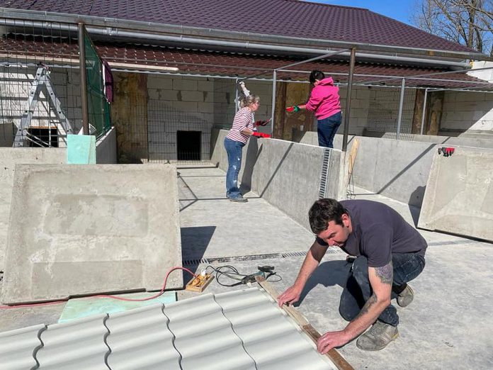 Volunteers building an animal shelter in Arad, Romania, that will house around 800 animals rescued from the war in Ukraine. (Photo: Breaking The Chains - Documentaries / Facebook)