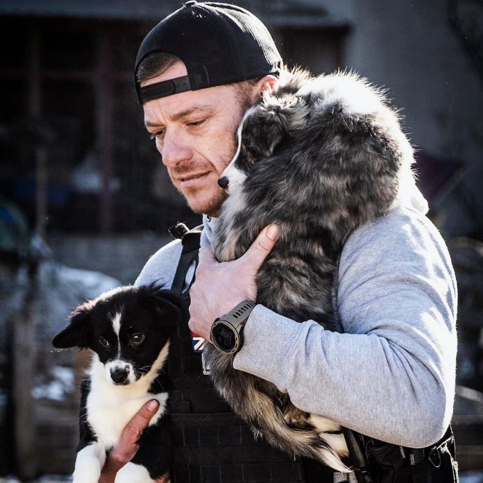 Voluntar care salvează câini din Ucraina.  (Foto: Breaking the Chains - Documentare / Facebook)