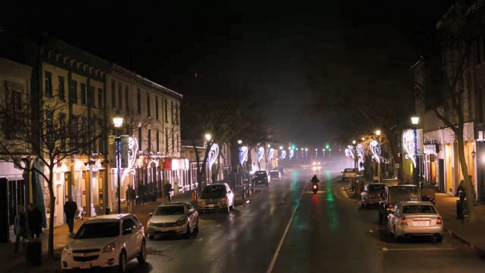Downtown Cobourg in a scene from the first season of the Netflix series "Ginny & Georgia". (kawarthaNOW screenshot)