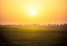 The sun in a hazy sky. (Stock photo)