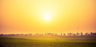 The sun in a hazy sky. (Stock photo)