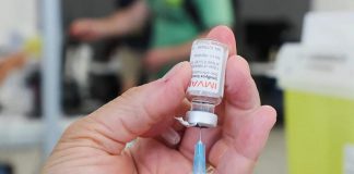 A health-care worker prepares a syringe of the Imvanex smallpox vaccine at a monkeypox vaccination clinic run by public health authorities in Montreal. (Photo: Christinne Muschi / Reuters)