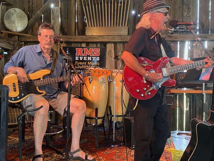 Singer-songwriter Wylie Harold, joined by bassist Richard Simpkins, took the oppressive heat to perform as Sonny and Claudy during the final live music jam held at Andy and Linda Tuff's Norwood area barn on August 7, 2022. faced.  (Photo: Paul Rellinger / Kavarthanau)  