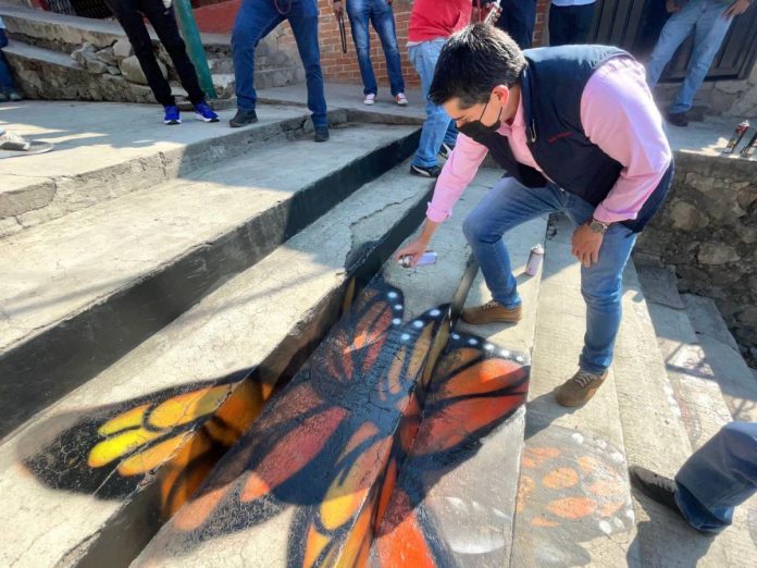 Zitácuaro Mayor Juan Antonio Ixtláhuac helps paint a monarch butterfly in December 2021 in Zitácuaro, a city in the Mexican state of Michoacán. The Monarch Butterfly Biosphere Reserve, a world heritage site containing most of the over-wintering sites of the eastern population of the monarch butterfly, is located on the border of Michoacán. (Photo: Toño Ixtláhuac / Facebook)