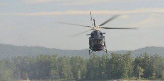 Soldiers helicasting from a CH-146 Griffon helicopter from 427 Special Operations Aviation Squadron in Petawawa on August 7, 2015. (Photo: MCpl Melissa Spence, 4 Cdn Div)