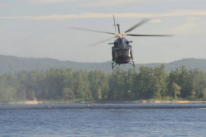 Soldiers helicasting from a CH-146 Griffon helicopter from 427 Special Operations Aviation Squadron in Petawawa on August 7, 2015. (Photo: MCpl Melissa Spence, 4 Cdn Div)
