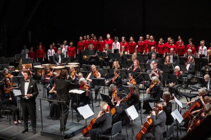 A holiday tradition returns to Showplace Performance Centre when the Peterborough Symphony Orchestra presents "A Holiday Welcome" featuring special musical guest James Westman on December 10, 2022. Pictured is the orchestra with guest artists Bradley Christensen and the Toronto Children's Chorus at its last holiday concert before the pandemic, "Christmas Fantasia" in December 2019. (Photo: Huw Morgan)