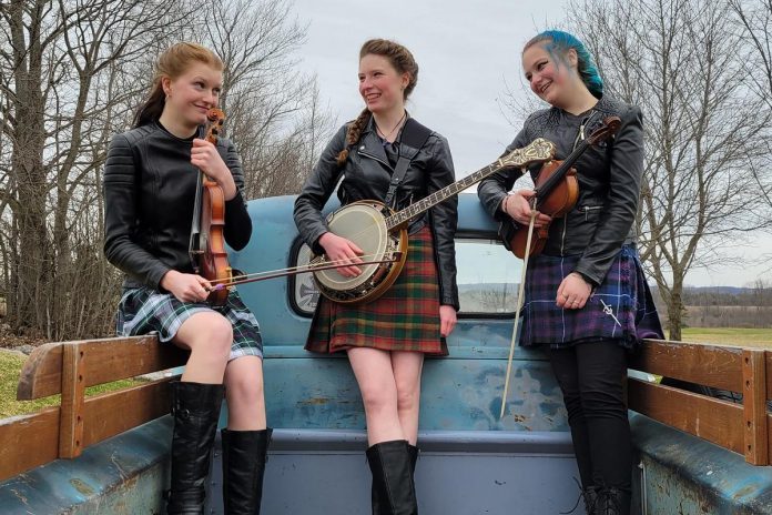 Fiddler Amelia "Irish Millie" Shadgett (left) and Fern and Willow Marwood of The Receivers. They have been nominated for a 2023 Canadian Folk Music Award for Young Performer(s) of the Year. (Photo via The Receivers / Facebook)