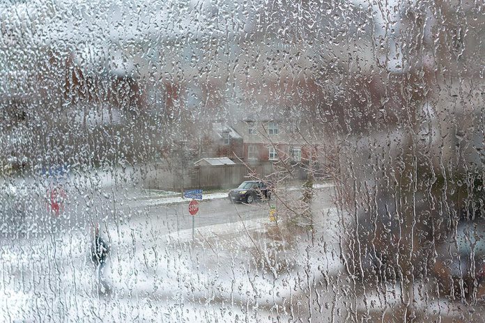 A wintry mix of precipitation. (Stock photo)