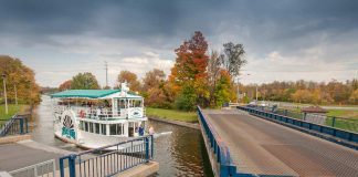 The Maria Street swing bridge in Peterborough, which operates during the Trent-Severn Waterway's navigation season from Victoria Day to Thanksgiving, provides boaters with access to and from Ashburnham Lock 20 at Little Lake. (Photo: Parks Canada)