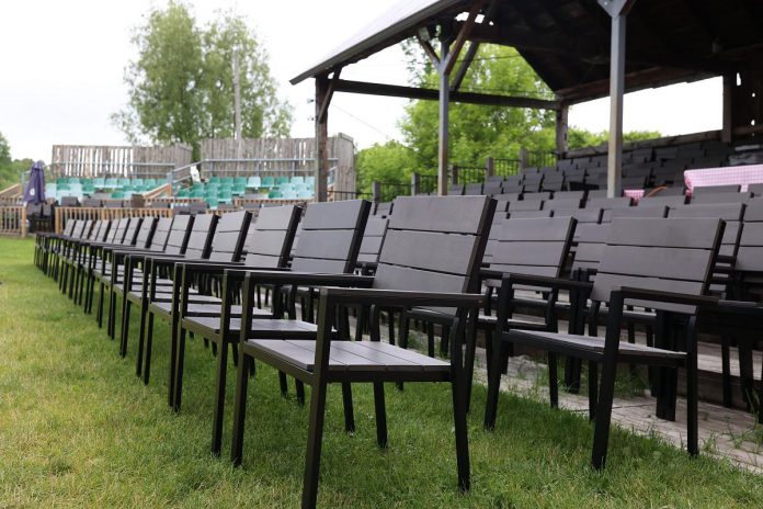 Millbrook’s 4th Line Theatre has purchased 400 new chairs for its Winslow Farm venue. The purchase of the new chairs followed a survey completed last year where 44 per cent of patrons expressed a desire for more comfortable and safe chairs.  (Photo: Heather Doughty / kawarthaNOW) 