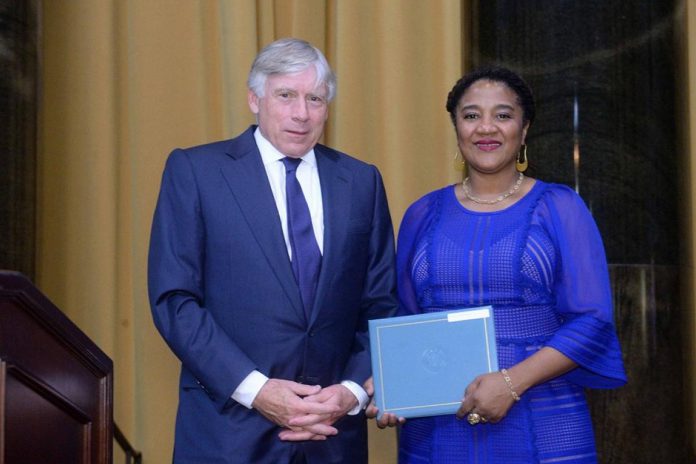 Playwright Lynn Nottage accepts the 2017 Pulitzer Prize in Drama for "Sweat" from Columbia University President Lee C. Bollinger. (Photo: Columbia University) 