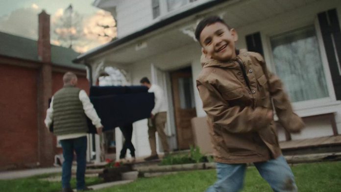 The new Quaker Oats QUAKERborough commercial features a scene with a family that just moved to Peterborough. (kawarthaNOW screenshot)