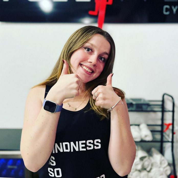 Mentre studiava fitness e promozione della salute al Fleming College, Rachel Jenkins ha scelto di fare la sua formazione alla Full Tilt Cycle School di Peterborough.  Anche se ora ha completato la sua formazione, continua a lavorare come istruttrice di spin in palestra e afferma di godere di una carriera che fonde l'allenamento personale con il fitness di gruppo.  (foto: Corso Full Tilt/Facebook)