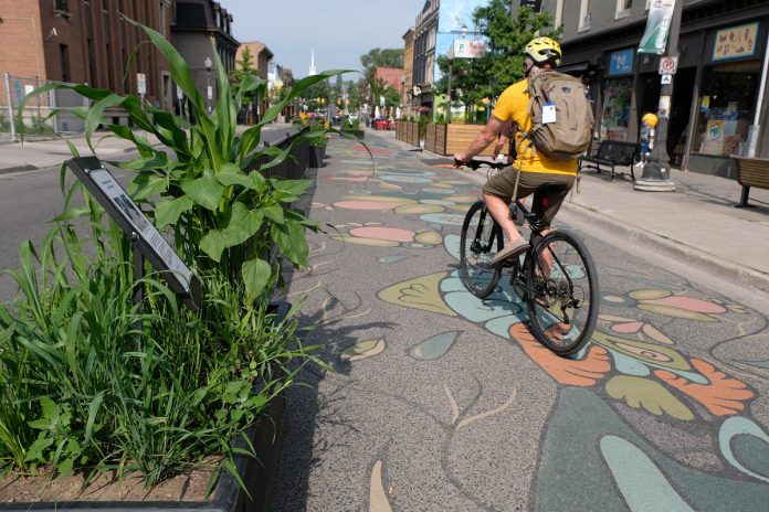 Green infrastructure programs address key risks, reduce local vulnerabilities, and help cities adapt to climate change. Part of green infrastructure is enhancing and protecting greenspaces and providing safe routes for active travel. (Photo: Lili Paradi / GreenUP)
