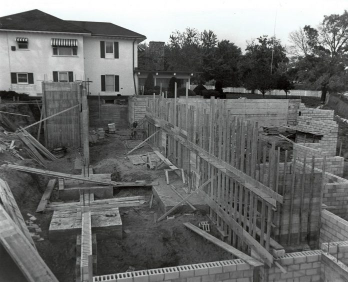 Immediately after Foster House opened as the new Art Gallery of Peterborough in January 1978, work began to construct a new modern wing for the gallery designed by Toronto-based architectural firm Crang & Boake. (Photo courtesy of Art Gallery of Peterborough)