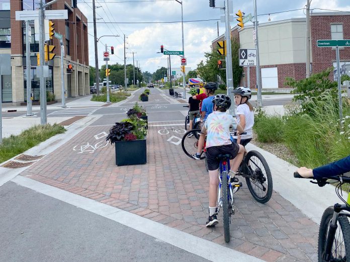 Urban Bike Adventures campers make great use of local cycling infrastructure like the bicycle priority street on Bethune and the bike signal lights at the Bethune and Charlotte intersection. (Photo: Natalie Stephenson / GreenUP)