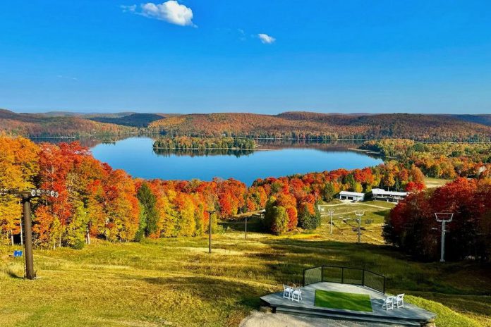 In addition to guided hikes, Hike Haliburton offer paid excursions through local providers, including Sir Sam's Ski & Ride where visitors can enjoy breath-taking views by riding the chairlift, exploring more than 20 kilometres of trails, and taking in the views at the top of the lookout tower. (Photo: Sir Sam's Ski & Ride)