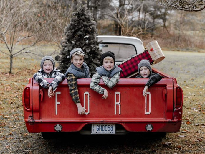 During Millbrook's Christmas in the Village on Saturday, December 7, Millbrook lifestyle photographer Amanda Marlin will be offering 15-minute holiday-themed photoshoots with a vintage truck decked out for Christmas. Priced at $150, the 15-minute sessions will have customers receiving 15 digital prints in time to create holiday cards or gifts. Sessions must be booked in advance of December 6. (Photo: Amanda Marlin)