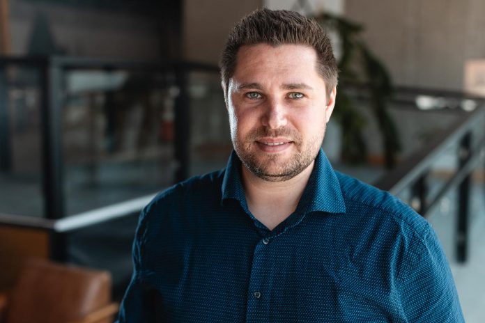 Creativity by Code Inc. founder Andrew Nokes has developed ReziLink, a new SaaS platform for non-profit organizations. Through the support of the Innovation Cluster, Nokes has been able to scale up his business by learning about intellectual property and financing and networking opportunities. (Photo: Bryan Reid for Innovation Cluster)
