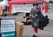 In celebration of Local Food Week, City of Kawartha Lakes economic development officer for agriculture Kelly Maloney was at the Fenelon Falls Farmers' Market on June 6, 2025 to give away Kawartha Choice FarmFresh insulated grocery bags. The municipality is reminding residents looking to source local food that they can visit the Kawartha Choice FarmFresh website, which connects consumers with local food through farms, farmers' markets, retail stores, restaurants, and agri-tourism experiences. (Photo: Kawartha Choice FarmFresh / Facebook)