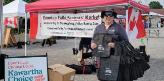 In celebration of Local Food Week, City of Kawartha Lakes economic development officer for agriculture Kelly Maloney was at the Fenelon Falls Farmers' Market on June 6, 2025 to give away Kawartha Choice FarmFresh insulated grocery bags. The municipality is reminding residents looking to source local food that they can visit the Kawartha Choice FarmFresh website, which connects consumers with local food through farms, farmers' markets, retail stores, restaurants, and agri-tourism experiences. (Photo: Kawartha Choice FarmFresh / Facebook)