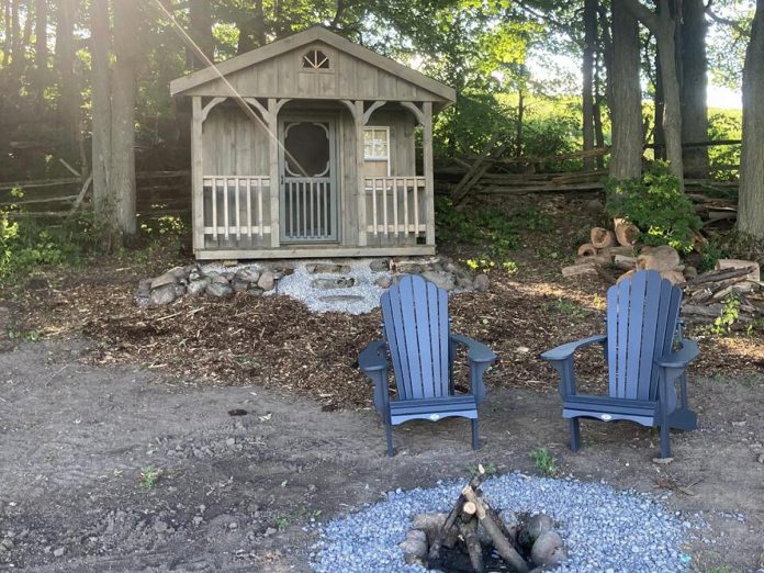 Sweet Hills Farm Bunkie is a private, hilltop, Amish-built pine bunkie that offers spectacular mile-long views and lookouts. During your stay, you can enjoy the amenities, campfire, and private hiking trails, and purchase seasonal produce, maple syrup, and honey. (Photo: The Kawarthas Tourism)