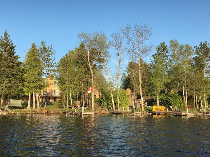 Located on Lake Katchewanooka in Douro-Dummer, the award-winning Lake Edge Cottages makes environmental sustainability a priority without compromising on quality or comfort. During your stay, you can enjoy watercraft and family-friendly outdoor games and activities and even book a scenic cruise of the lake with Captain Steve. (Photo: The Kawarthas Tourism)