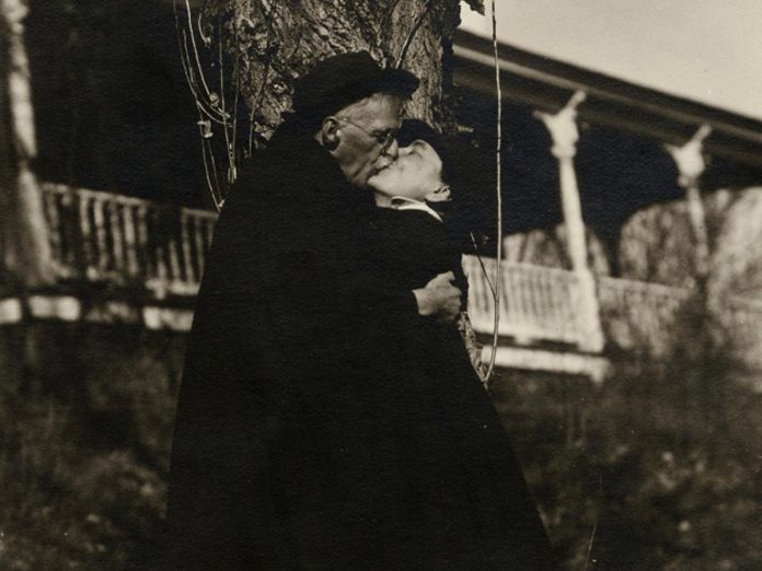Alfred Stieglitz attached this photograph to a letter for Georgia O'Keeffe, dated July 10, 1929. Below the photograph he wrote, "I have destroyed 300 prints to-day. And much more literature. I haven't the heart to destroy this..." (Photo: Yale Collection of American Literature / Beinecke Rare Book and Manuscript Library)