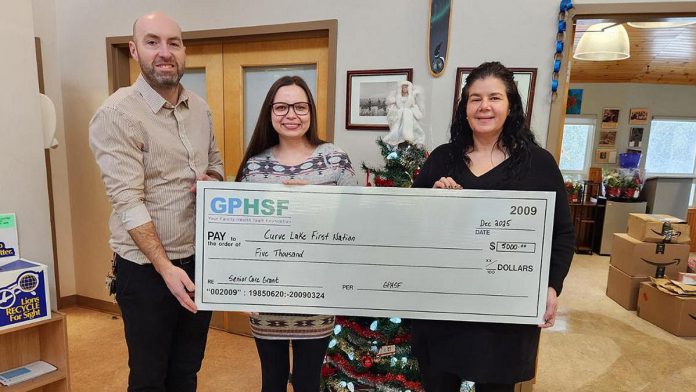 Greater Peterborough Health Services Foundation (GPHSF) executive director Vince Bierworth presents National Native Alcohol and Drug Abuse Program (NNADAP) worker Bailley Taylor and home and community care manager Nicole Capalbo of Curve Lake First Nation with a cheque for $5,000 to help provide culturally relevant mental health and wellness supports to Elders that are not currently available in the Curve Lake community. (Photo courtesy of GPHSF) Greater Peterborough Health Services Foundation (GPHSF) executive director Vince Bierworth presents National Native Alcohol and Drug Abuse Program (NNADAP) worker Bailley Taylor and home and community care manager Nicole Capalbo of Curve Lake First Nation with a cheque for $5,000 to help provide culturally relevant mental health and wellness supports to Elders that are not currently available in the Curve Lake community. (Photo courtesy of GPHSF)