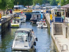 Boaters navigate through Lock 32 of the Trent-Severn Waterway in Bobcaygeon. (Photo: Parks Canada)