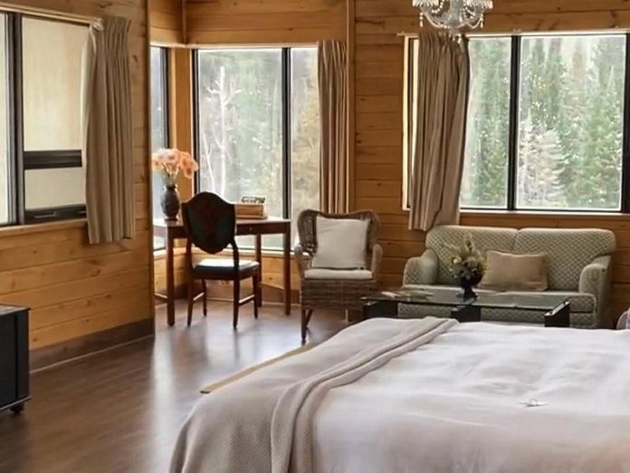 Nomi Resort Club is one of many accommodations in the Haliburton Highlands available to stay the night and extend your experience throughout the Hike Haliburton festival weekend from September 17 to 20, 2026. (Photo: Nomi Resort Club)
