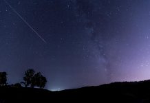 A Perseid meteor in Northern California on August 12, 2015. (Photo: Wilson Lam / Flickr)