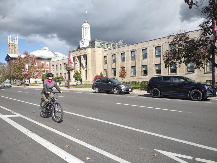 Decisions on what infrastructure gets funded depends on local government. The October 26 municipal election will provide an opportunity to vote for candidates that support transportation infrastructure that is safe for everyone. (Photo: Alex Karn / GreenUP)