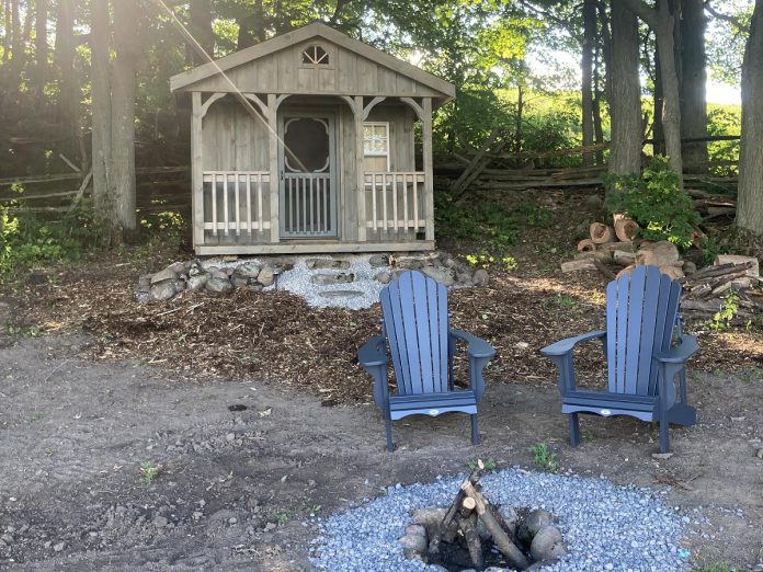 The pet-friendly Sweet Hills Farm Bunkie gives an entirely off-grid experience with unbeatable views. Located on a 100-acre working farm in the Township of Cavan Monaghan, the destination offers meandering trails, an outdoor shower, a sunset lookout, and much more. While there, you can also purchase farm-fresh produce, eggs, maple syrup, and honey. (Photo courtesy of Peterborough County Tourism)